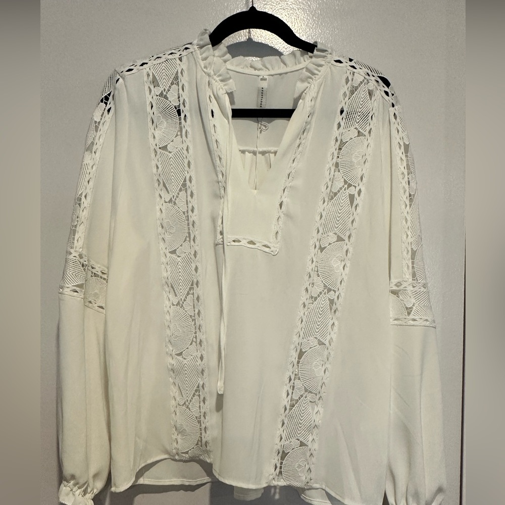 White lace detail women’s top-NWT